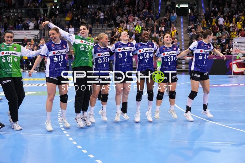 Jubel mit Lara Lepschi (27; HSG Blomberg-Lippe) und Teamkollegen