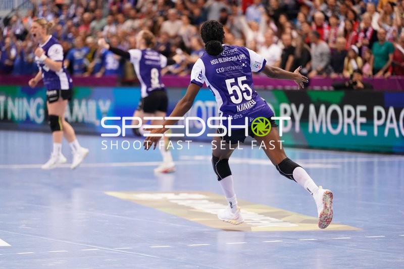 Szene mit Farrelle Njinkeu (55; HSG Blomberg-Lippe)