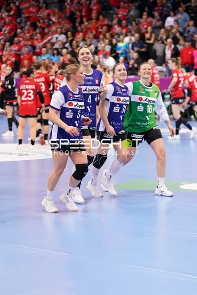 Szene mit Melanie Veith (16; HSG Blomberg-Lippe), Andrea Jacobsen (4; HSG Blomberg-Lippe) und Alexia Hauf (31; HSG Blomberg-Lippe)