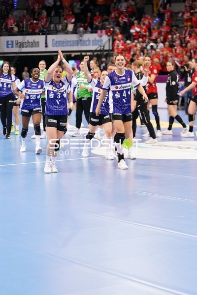 Szene mit Andrea Jacobsen (4; HSG Blomberg-Lippe), Laura Rüffieux (3; HSG Blomberg-Lippe) und Farrelle Njinkeu (55; HSG Blomberg-Lippe)