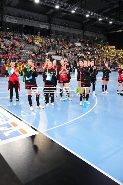 Szene mit Jana Scheib (20; Thüringer HC) und Teamkollegen