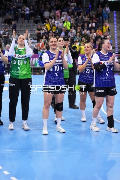 Szene mit Diana Dögg Magnusdottir (7; HSG Blomberg-Lippe), Maxi Mühlner (10; HSG Blomberg-Lippe) und Judith Tietjen (22; HSG Blomberg-Lippe)