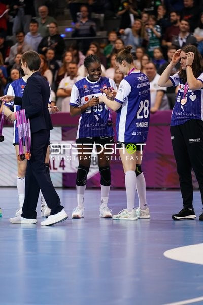 Szene mit Malin Sandberg (28; HSG Blomberg-Lippe) und Farrelle Njinkeu (55; HSG Blomberg-Lippe)