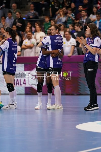 Szene mit Nuria Bucher (21; HSG Blomberg-Lippe), 23; HSG Blomberg-Lippe und Malin Sandberg (28; HSG Blomberg-Lippe)