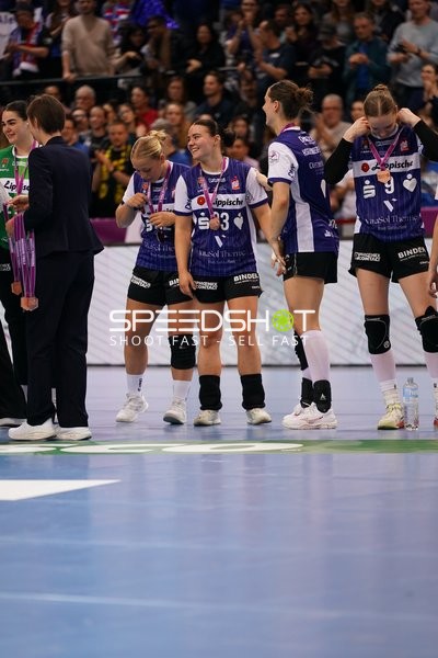 Szene mit Elin Rosa Magnusdottir (33; HSG Blomberg-Lippe) und Teamkollegen