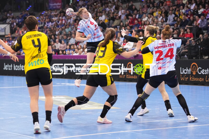 Szene mit Nina Engel (8; HSG Bensheim/Auerbach) und Verteidigung