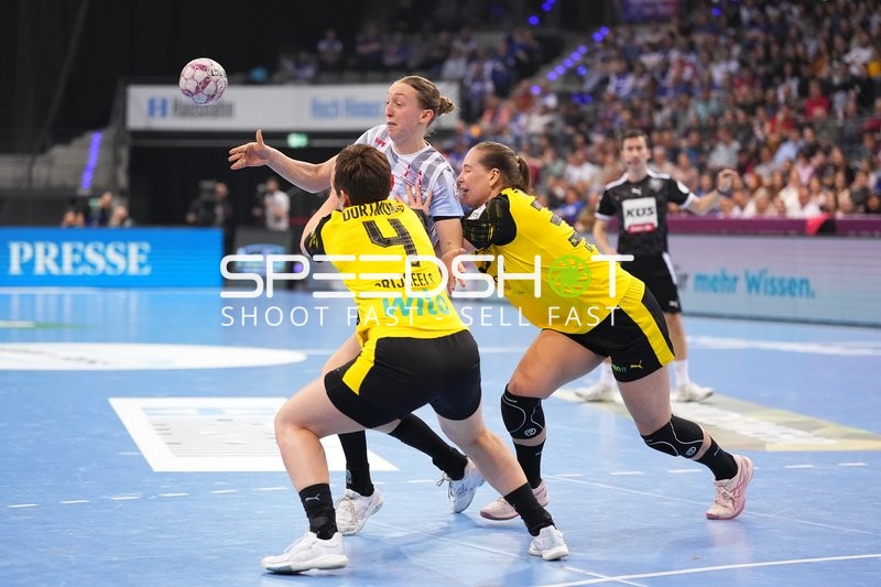 Szene mit Matilda Ehlert (10; HSG Bensheim/Auerbach) und Guro Nestaker (33; Borussia Dortmund)