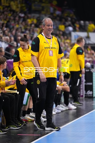 Trainer von Person 10760 am Spielfeldrand