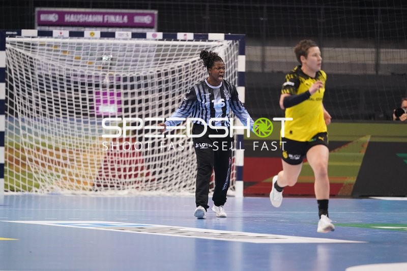 Szene mit Alina Grijseels (4; Borussia Dortmund) und Vanessa Fehr (16; HSG Bensheim/Auerbach)