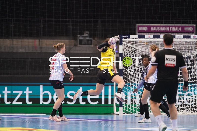 Szene mit Amelie Berger (3; HSG Bensheim/Auerbach) und Melinda Szikora (7; Borussia Dortmund)
