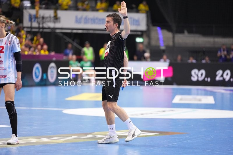 Schiedsrichter signalisiert Entscheidung