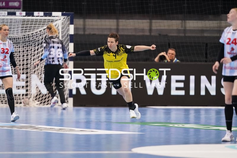 Szene mit Alina Grijseels (4; Borussia Dortmund) und Neele Mara Orth (32; HSG Bensheim/Auerbach)