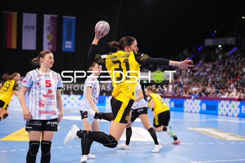 Szene mit Kelly Vollebregt (31; Borussia Dortmund) und Isabell Hurst (5; HSG Bensheim/Auerbach)