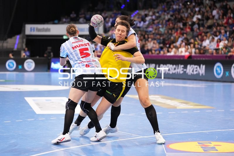 Szene mit Alina Grijseels (4; Borussia Dortmund) und Isabell Hurst (5; HSG Bensheim/Auerbach)