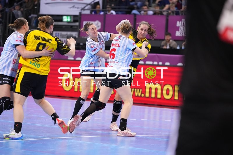 Szene mit Guro Nestaker (33; Borussia Dortmund) und Lena Sophia Degenhardt (8; HSG Bensheim/Auerbach)