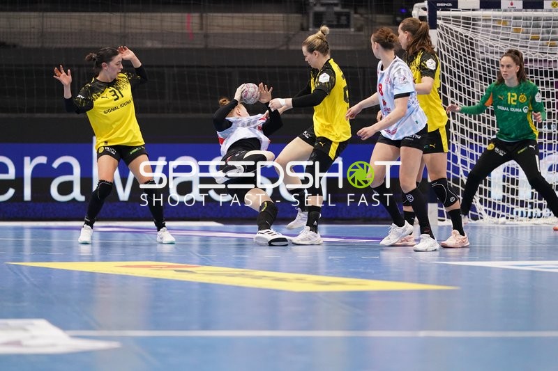 Szene mit Kelly Vollebregt (31; Borussia Dortmund) und Sarah Wachter (12; Borussia Dortmund)