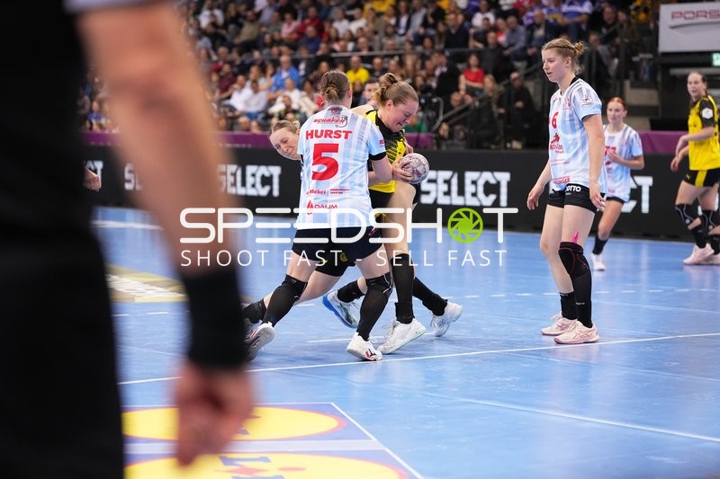 Szene mit Nina Engel (8; HSG Bensheim/Auerbach) und Lisa Antl (9; Borussia Dortmund)