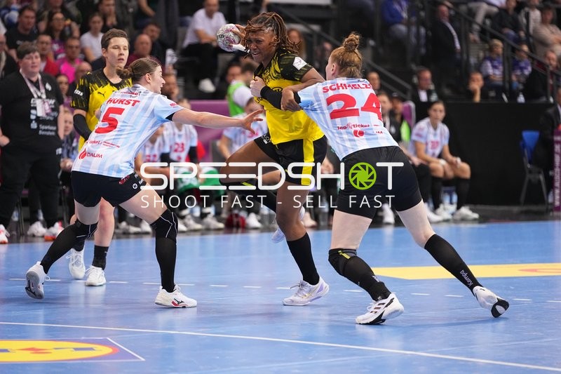 Szene mit Alina Grijseels (4; Borussia Dortmund) und Isabell Hurst (5; HSG Bensheim/Auerbach)