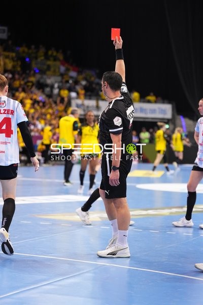 Rote Karte im Handballspiel