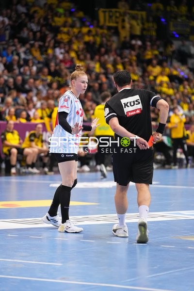 Schiedsrichter zeigt rote Karte