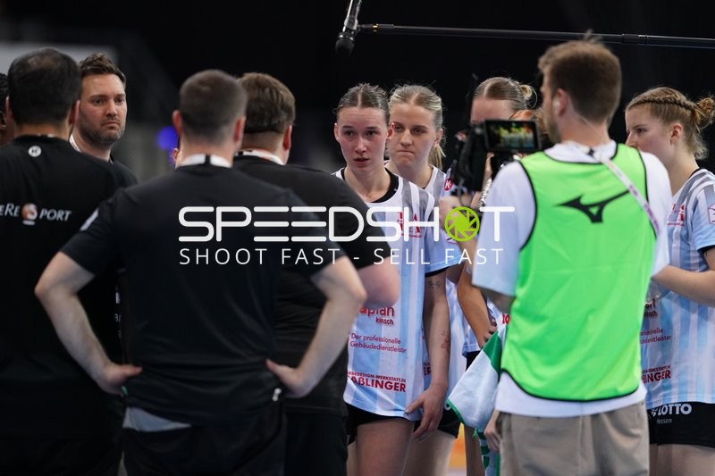 Szene mit {2425_?} und Spielerinnen