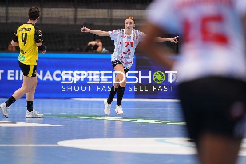 Szene mit Jule Polsz (71; HSG Bensheim/Auerbach) und Alina Grijseels (4; Borussia Dortmund)