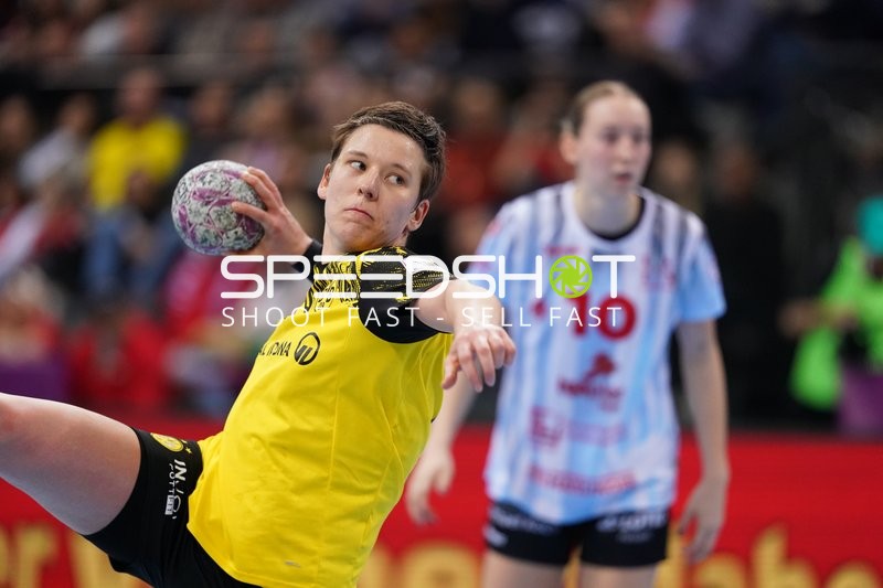 Szene mit Matilda Ehlert (10; HSG Bensheim/Auerbach) und Alina Grijseels (4; Borussia Dortmund)