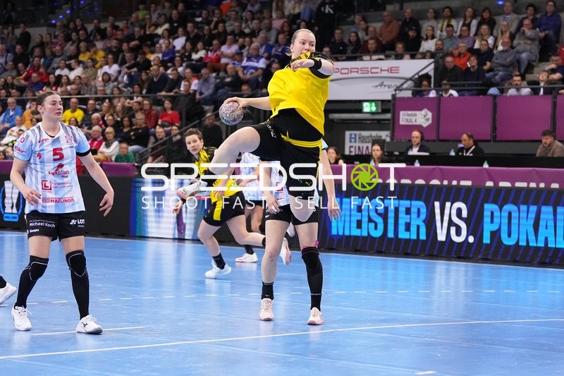 Szene mit Lisa Antl (9; Borussia Dortmund) und Isabell Hurst (5; HSG Bensheim/Auerbach)