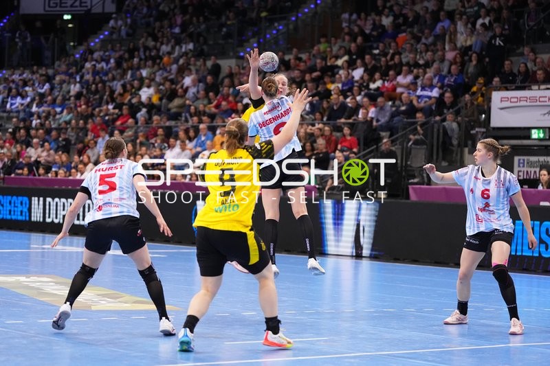 Szene mit Lucie-Marie Kretzschmar (33; HSG Bensheim/Auerbach) und Nina Engel (8; HSG Bensheim/Auerbach)