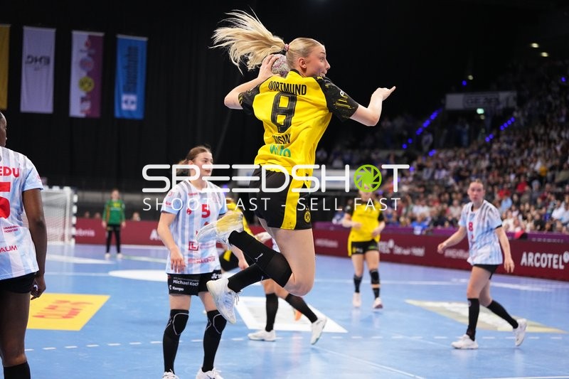 Szene mit Maraike Kusian (8; Borussia Dortmund) und Isabell Hurst (5; HSG Bensheim/Auerbach)