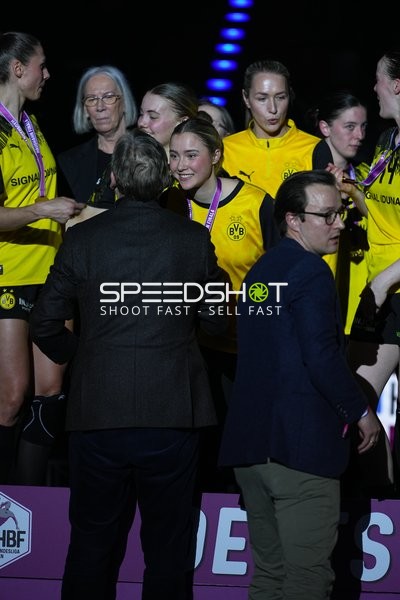 Szene mit Lois Abbingh (5; Borussia Dortmund) und Kelly Vollebregt (31; Borussia Dortmund)