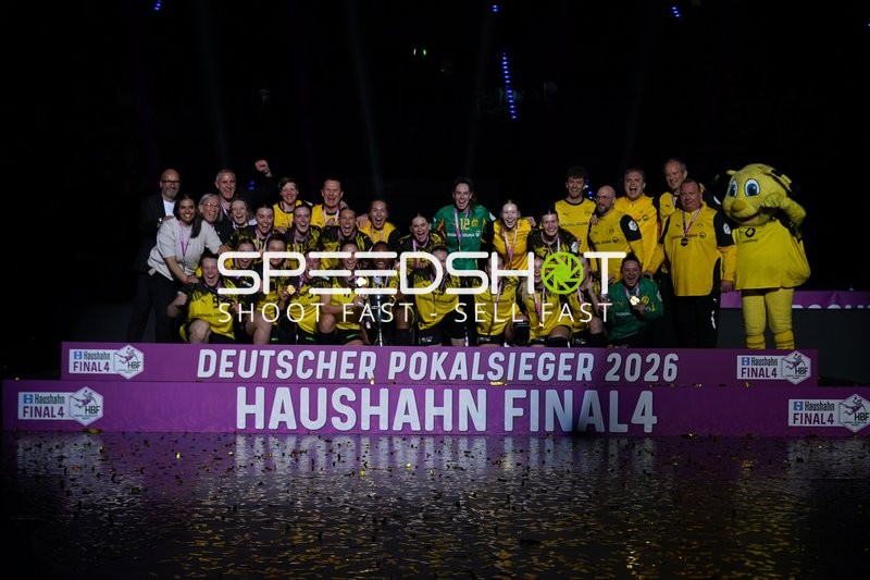 Jubel mit Sarah Wachter (12; Borussia Dortmund) und Team