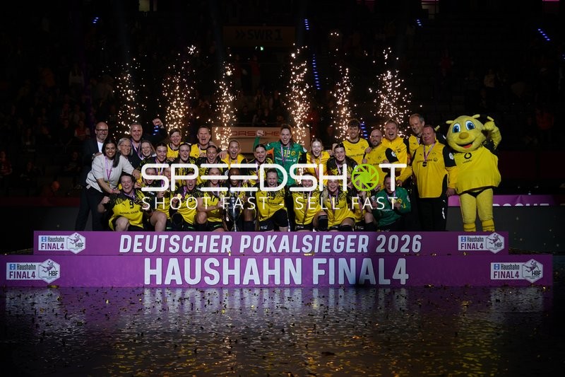 Jubel mit Sarah Wachter (12; Borussia Dortmund) und Team