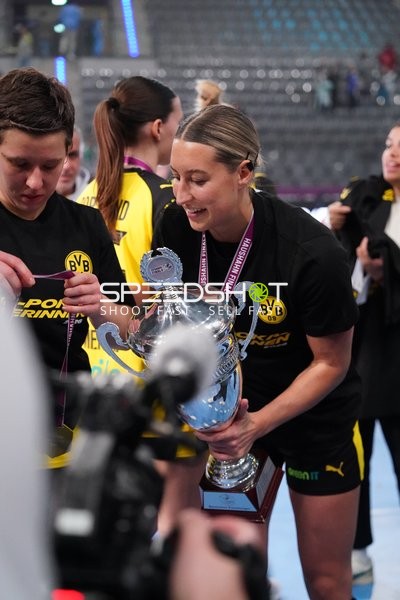 Szene mit Alina Grijseels (4; Borussia Dortmund) und Dana Bleckmann (66; Borussia Dortmund)