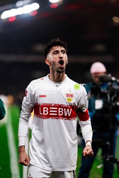 Emotionale Aktion Atakan Karazor (16; VfB Stuttgart)