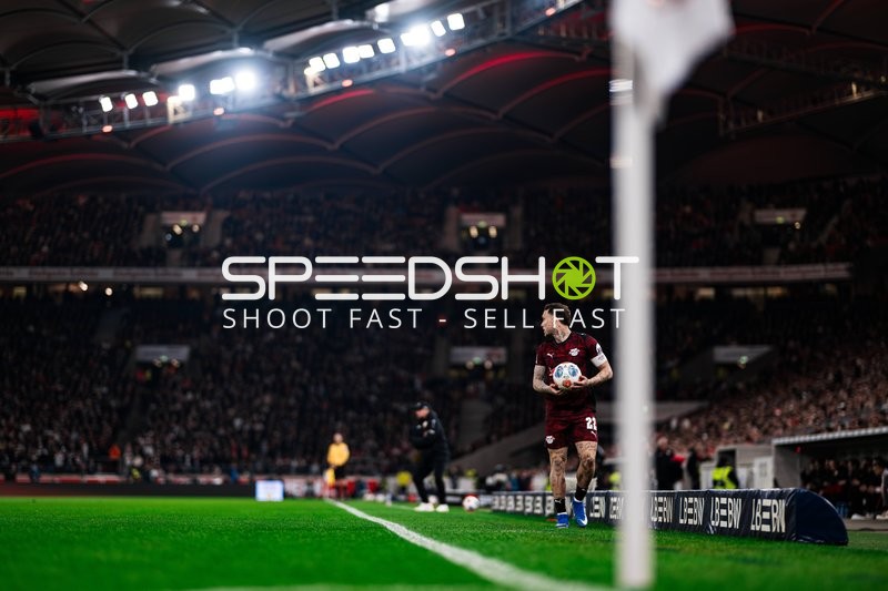 Spieler mit Ball am Seitenrand