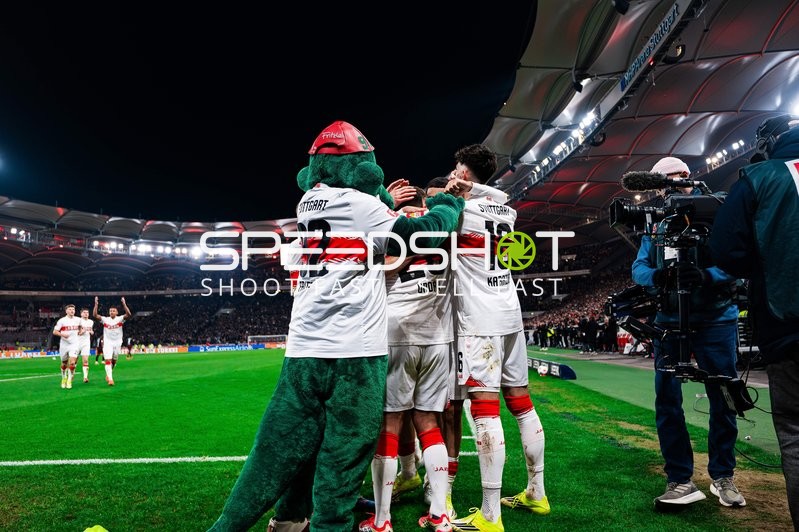Spieler von VfB Stuttgart feiern Tor