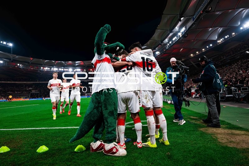 Spieler feiern gemeinsam