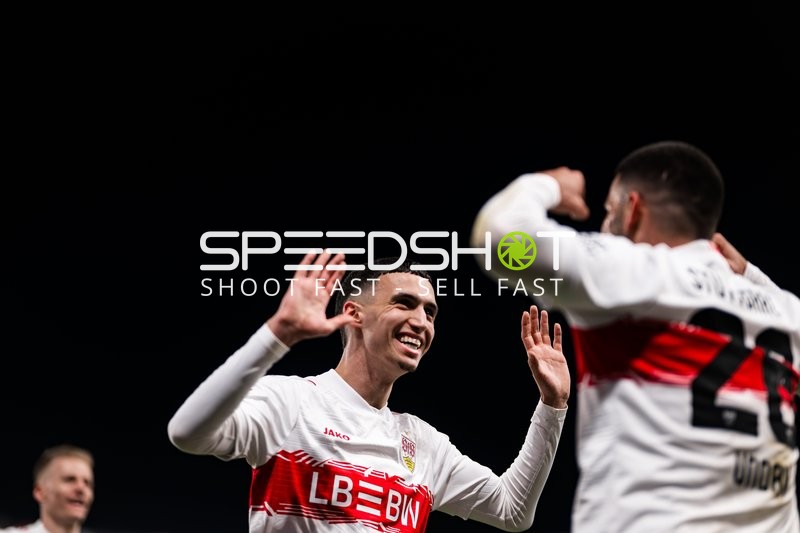 Spieler feiern gemeinsam