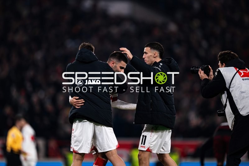 Spieler feiern gemeinsam