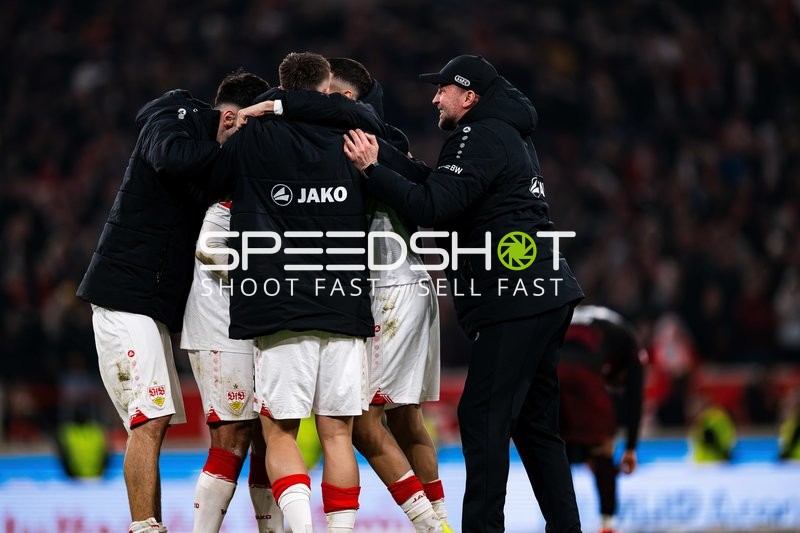 Spieler feiern gemeinsam