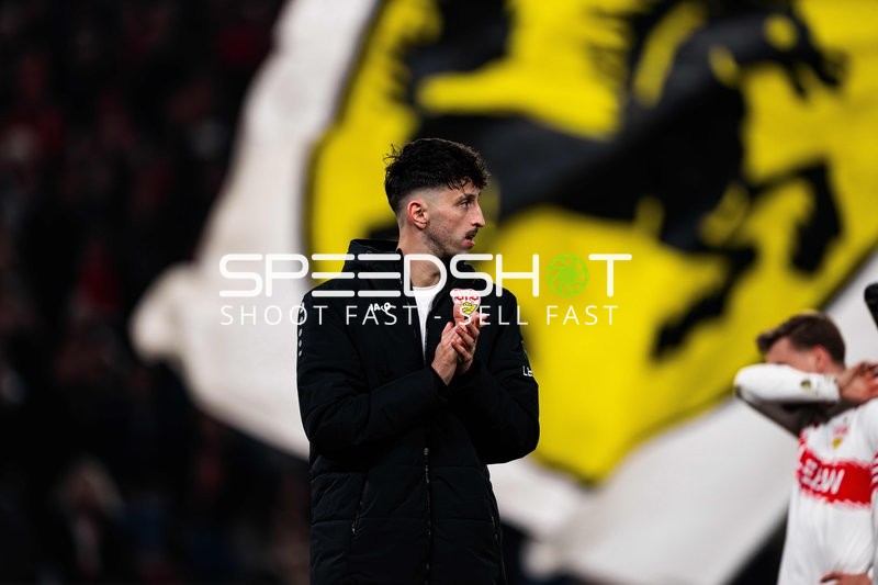 Spieler applaudiert Fans