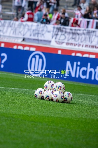 Mehrere Fußbälle auf Spielfeld