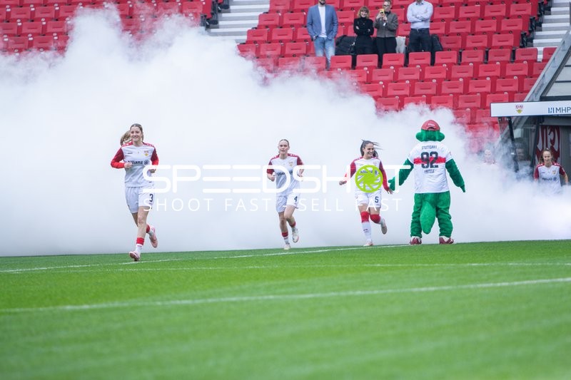 Spielerinnen laufen ein