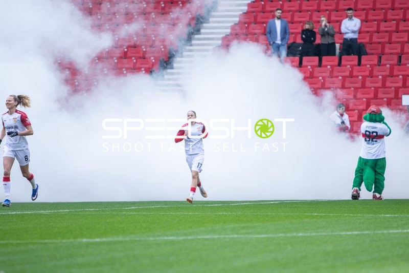Spielerinnen laufen auf Feld