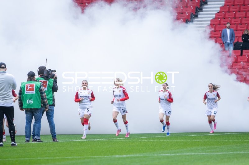 Spielerinnen laufen aufs Feld