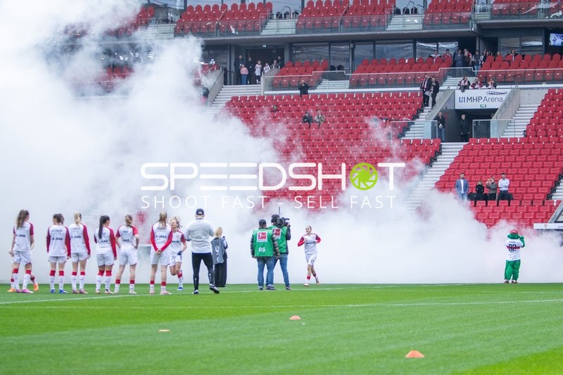 Spielerinnen beim Einlaufen