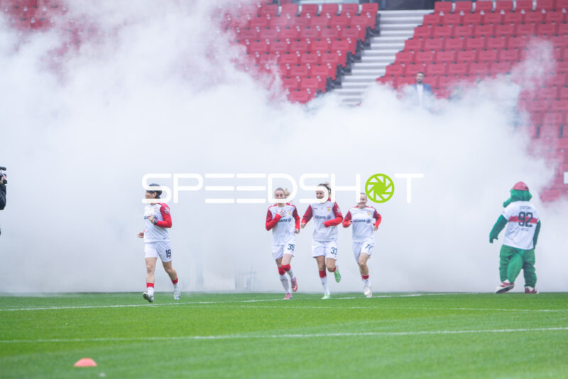 Spieler laufen aufs Feld