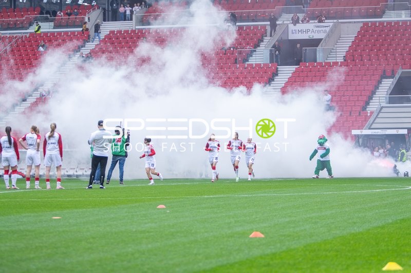 Spielerinnen laufen ein