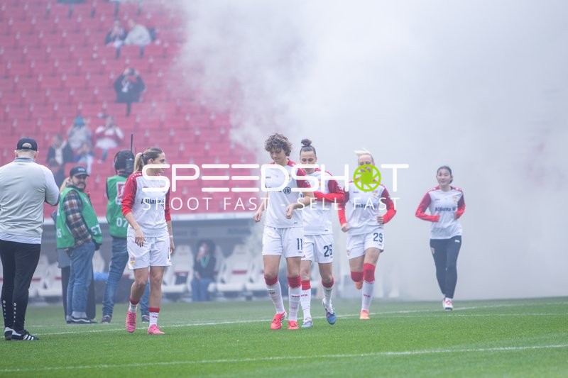 Spielerinnen laufen ein